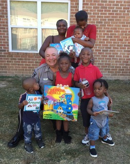 sheriff-giving-books-macon-kids-1